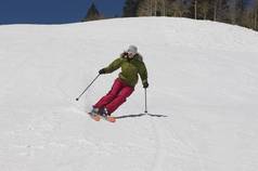 完整的长度女人滑雪滑雪坡