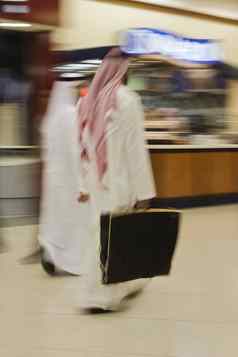 迪拜阿联酋但传统上穿着圆柱体gutras白色长袍头饰