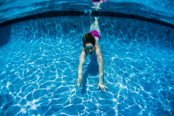 女孩水下游泳夏天