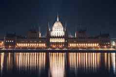 晚上城市景观议会建筑多瑙河河岸中央布达佩斯资本匈牙利