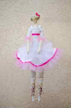 手工制作的娃娃芭蕾舞女演员白色衣服绳