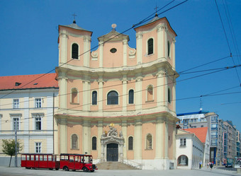 <strong>三位</strong>一体的教堂布拉迪斯拉发斯洛伐克