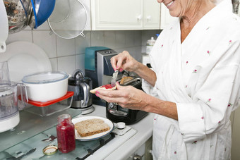 上腹部高级女人应用小时烤面包厨房