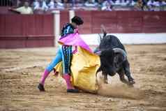斗牛士路易斯玻利瓦尔斗牛拐杖斗牛场也应有所差异哈恩省安达卢西亚西班牙8月