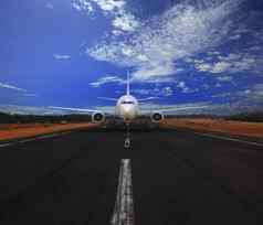 乘客空气飞机运行机场跑道美丽的蓝色的天空白色云运输旅行旅程背景