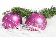 粉红色的圣诞节球松树白色背景