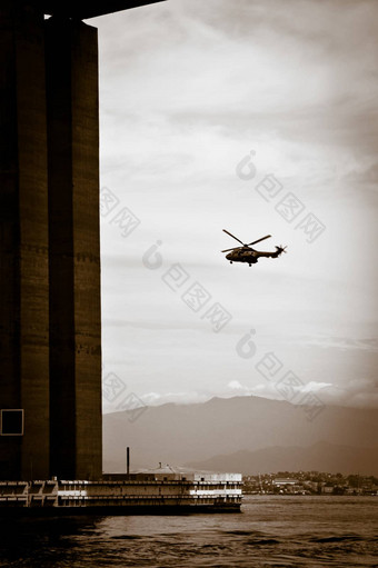细节<strong>rio</strong>-niteroi桥直升机背景