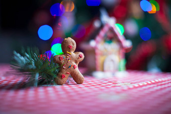 姜饼男人。前面糖果姜房子背景圣诞节树灯