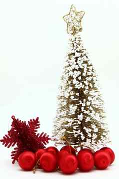 孤立的圣诞节松树红色的球点缀斯诺夫