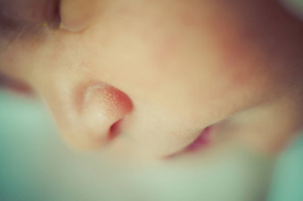 新生儿和平睡觉图片婴儿卷里睡觉