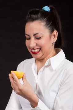 女人吃黄色的柠檬