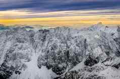 风景优美的视图白色冬天山色彩斑斓的日落