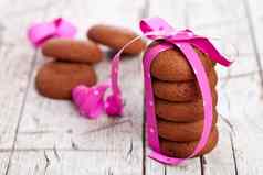 堆栈巧克力饼干系粉红色的丝带