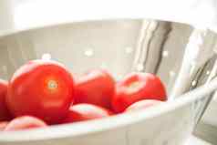 新鲜的充满活力的罗马西红柿滤器水滴