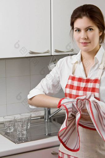 年轻的女人做家务