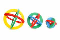 色彩斑斓的玩具球形模型使橡胶环孤立的