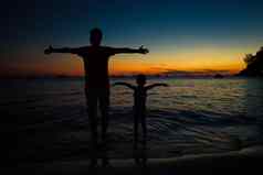 父亲女儿轮廓日落海滩长滩岛菲律宾
