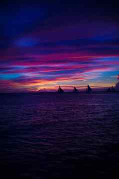 色彩斑斓的明亮的日落岛长滩岛菲律宾