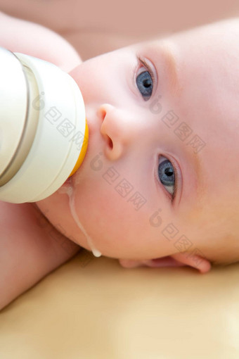 债券婴儿蓝色的眼睛喝瓶牛奶