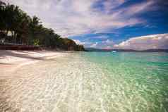 热带海滩白色沙子小船