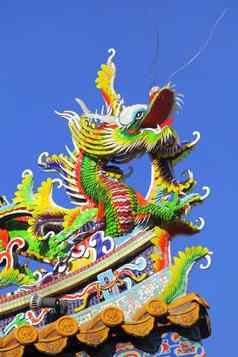 中国人风格龙雕像蓝色的天空