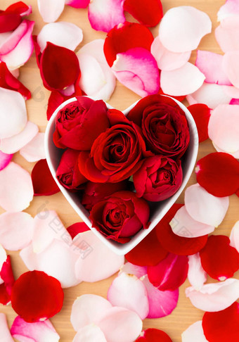红色的玫瑰内部心形状碗粉红色的花瓣