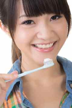 有吸引力的亚洲年轻的女人牙刷