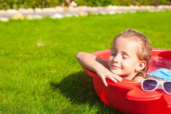 肖像放松可爱的女孩享受假期小池户外