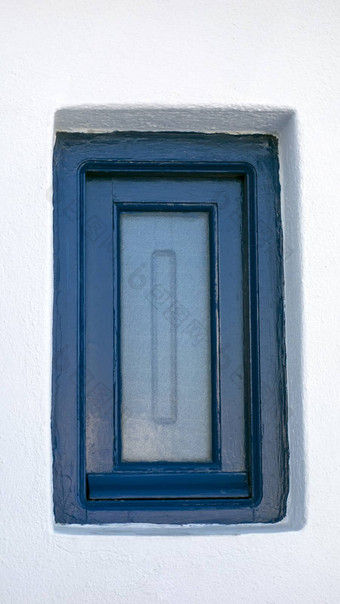 蓝色的窗口白色房子