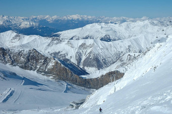 滑雪山坡上滑雪电梯hintertux冰川