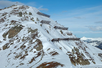 反雪崩结构一边山