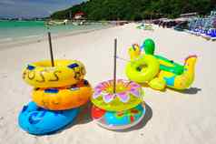 色彩斑斓的生活浮标海滩KOH局域网芭堤雅泰国