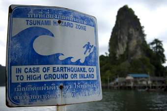 标志指出海啸疏散路线
