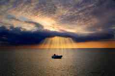 孤独的船基斯神圣的光云