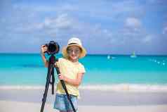 肖像女孩相机三脚架白色桑迪海滩