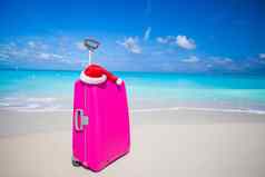 粉红色的手提箱圣诞老人老人他白色沙子海滩