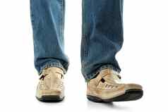 人类脚棕色（的）皮革鞋子牛仔裤