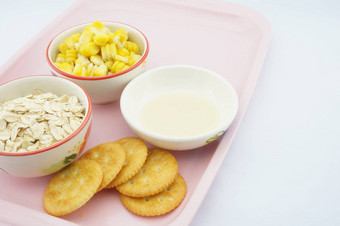玉米燕麦饼干甜浓缩牛奶粉红色的托盘