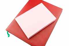红色的粉红色的笔记本堆放孤立的