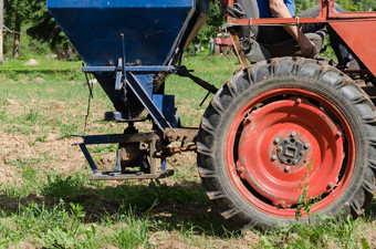 拖拉机轮播种机设备播种荞麦种子
