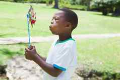 男孩吹纸风车公园