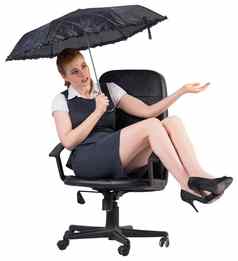 女商人持有伞坐着旋转椅子