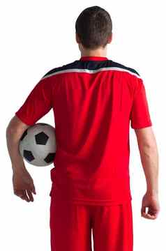 足球球员穿红色的齿轮站球