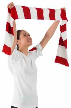 足球风扇挥舞着红色的白色围巾