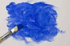 蓝色的油漆画笔
