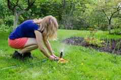 女孩舒适的花园喷雾水花