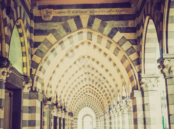 复古的9月柱廊热那亚