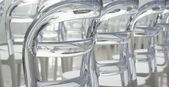 行现代塑料设计椅子