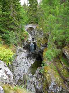 河深山森林