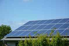 太阳能能源面板屋顶房子